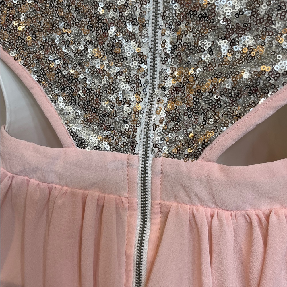 🩶🩷🩶🩷🩶SILVER SEQUIN & LIGHT PINK DRESS. ABOVE THE KNEE🩷🩶🩷🩶 - Picture 5 of 6